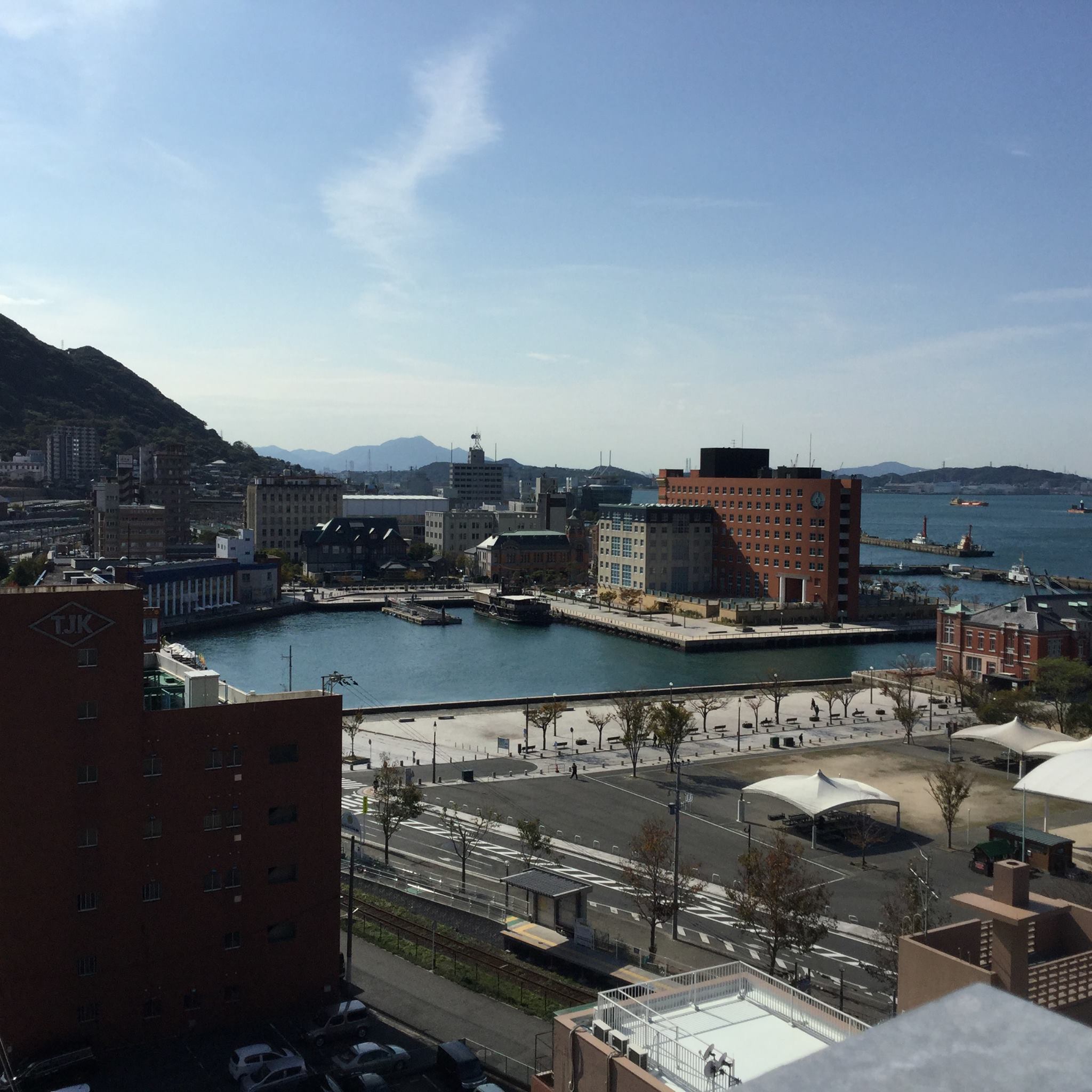 ※実際に住んでいたマンションの窓から撮影した、平日の門司港の風景
